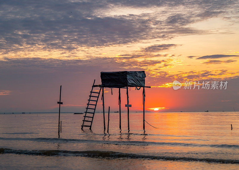 日出在海滩上的瞭望塔上，Tan Thanh海滩，Go ong, Tien jiang省